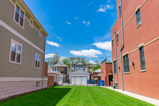 Lote residencial vacío con hierba verde en el vecindario de University Village de Chicago photo