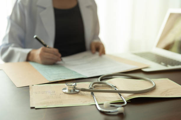 femmes médecins au bureau - dossier médical photos et images de collection