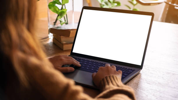 imagen de mockup de una mujer usando y escribiendo en el ordenador portátil con pantalla de escritorio blanco en blanco en la mesa de madera - above horizontal wood house fotografías e imágenes de stock