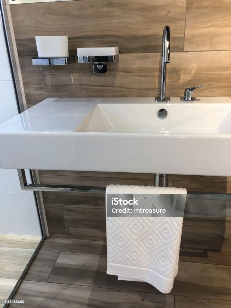 Hình Ảnh Phòng Tắm Sang Trọng Với Gạch Lát Sàn Bồn Rửa Hình Chữ ...