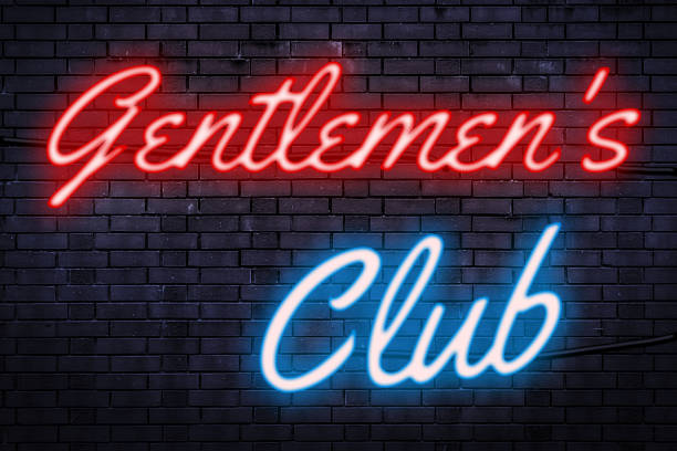illustrations, cliparts, dessins animés et icônes de strip club, strip-tease et thème concept de vie nocturne avec un signe au néon lumière rouge et bleu contre un mur de briques avec le club de gentlemen texte - peep show