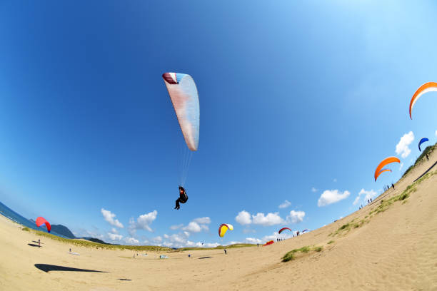 istock Paqagliding at Tottori sand dunes 1163091535