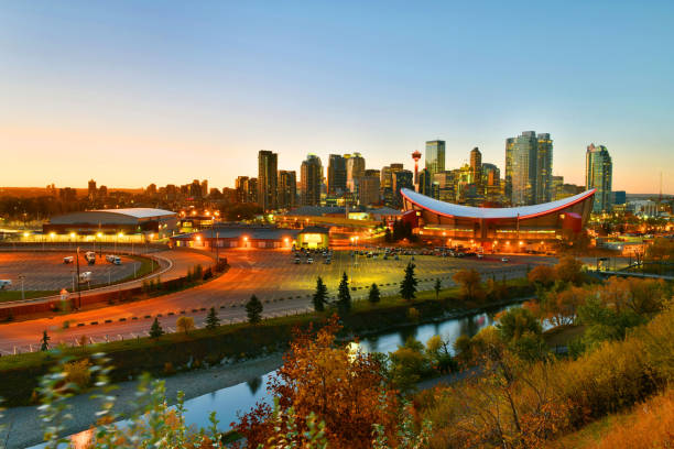 skyline de la ciudad de calgary en el momento del crepúsculo, alberta, canadá - scotiabank saddledome fotografías e imágenes de stock