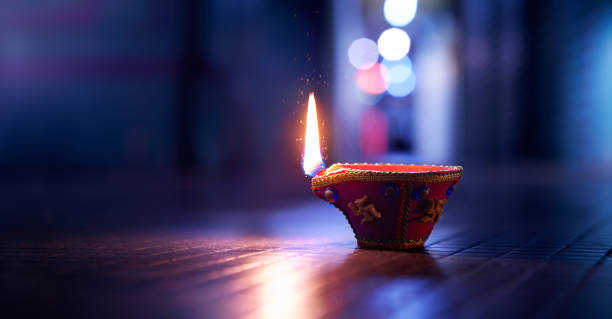 happy diwali - lampe de diya de lit sur la rue la nuit - diya photos et images de collection