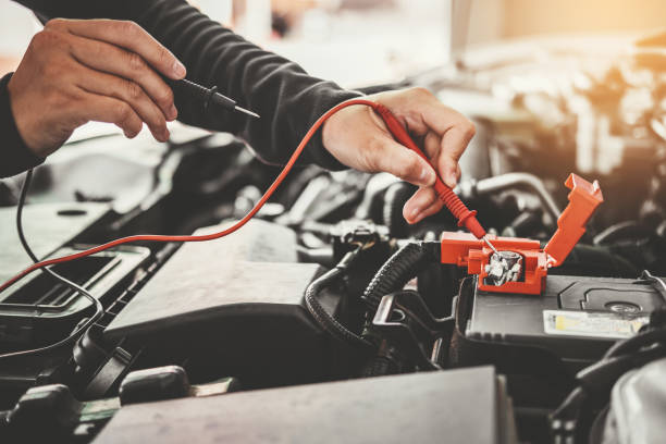 techniker hände des automechanikers arbeiten in auto-reparatur service und wartung autobatterie - car battery car battery auto repair shop stock-fotos und bilder