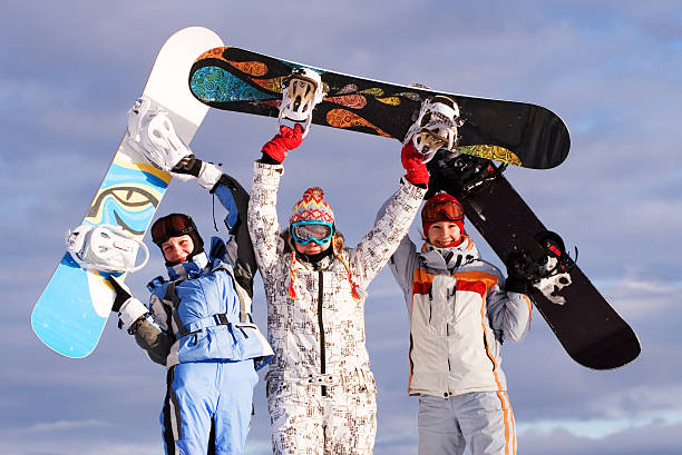 Três raparigas de snowboard - fotografia de stock