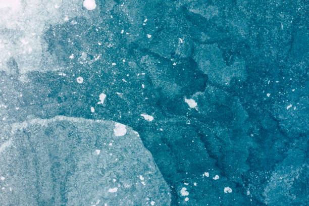 vista aerea del lago ghiacciato. - brina acqua ghiacciata foto e immagini stock