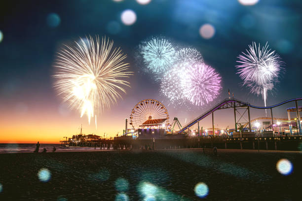 サンタモニカの新年のお祝いのための花火 - ロサンゼルス - santa monica city of los angeles beach los angeles county ストックフォトと画像