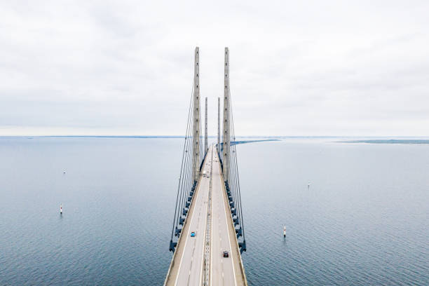 oresund brücke nahansicht in malmö, schweden. - blue bridge stock-fotos und bilder