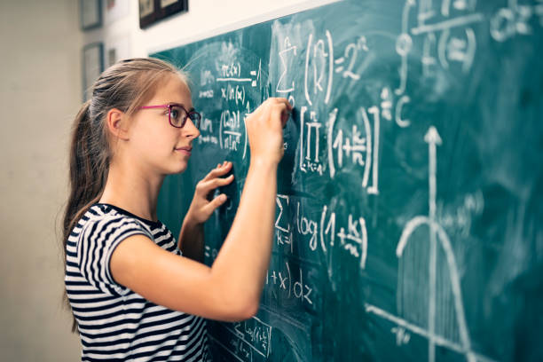 teenager-mädchen lösung fortgeschrittene mathematische probleme - niedlich grafiken stock-fotos und bilder