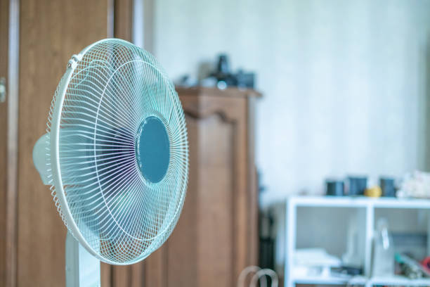 nahaufnahme elektrischer luftkühler zu hause im zimmer - summer cool electric fan heat stock-fotos und bilder