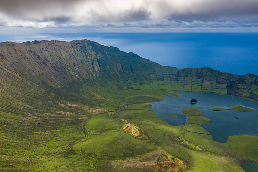 Vista aérea del cráter volcánico (Caldeirao) con un hermoso lago en la cima de la isla de Corvo. Azores, Portugal. photo