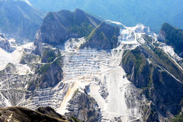 veduta aerea delle grotte marmoree più famose di carrara, toscana, italia - glen trool foto e immagini stock