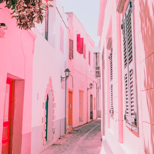 helle alte straßen im rosa infrarot-stil. tropische lage - pink buildings stock-fotos und bilder