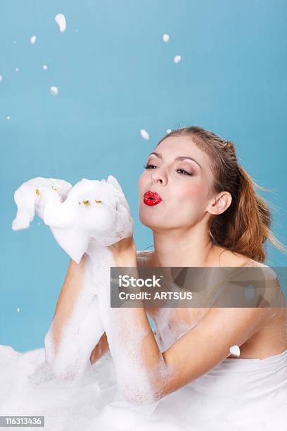 Rapariga Bathes - Fotografias de stock e mais imagens de Adulto - Adulto, Azul, Beleza
