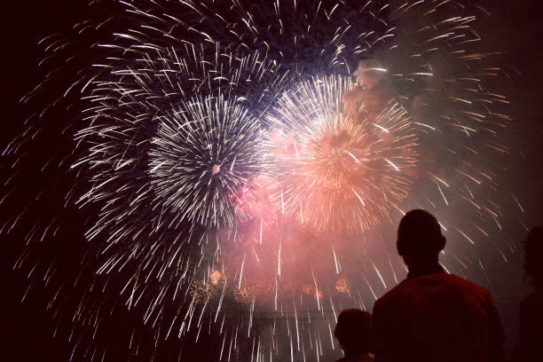 feux d'artifice à montréal - fireworks show photos et images de collection