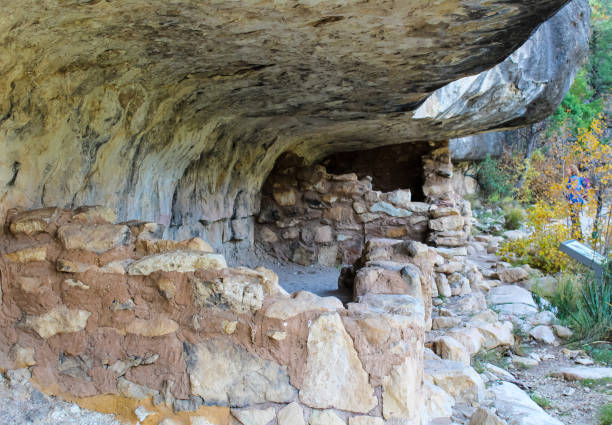 национальный памятник уолнат-каньон во флагстаффе, аризона - walnut canyon ruins стоковые фото и изображения