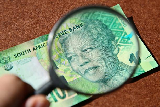 image de concept d'argent sud-africaine se composant d'une loupe et d'une note de 10 rands. - ten rand note photos et images de collection