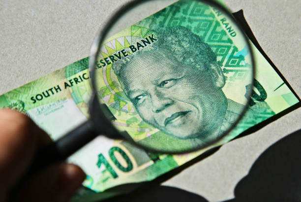 拡大鏡と10ランドノートからなる南アフリカのお金のコンセプトイメージ。 - ten rand note ストックフォトと画像