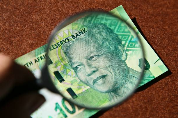 image de concept d'argent sud-africaine se composant d'une loupe et d'une note de 10 rands. - ten rand note photos et images de collection