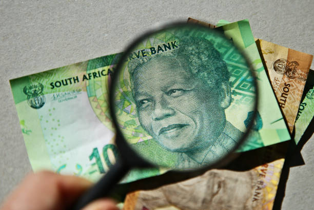 拡大鏡と10ランドノートからなる南アフリカのお金のコンセプトイメージ。 - ten rand note ストックフォトと画像