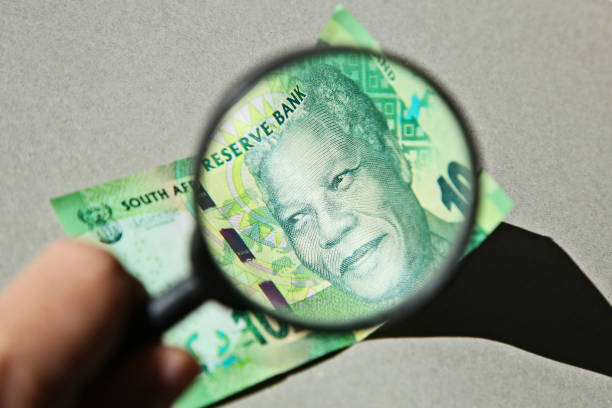 imagen de concepto de dinero sudafricano que consiste en una lupa y una nota de 10 rand. - ten rand note fotografías e imágenes de stock
