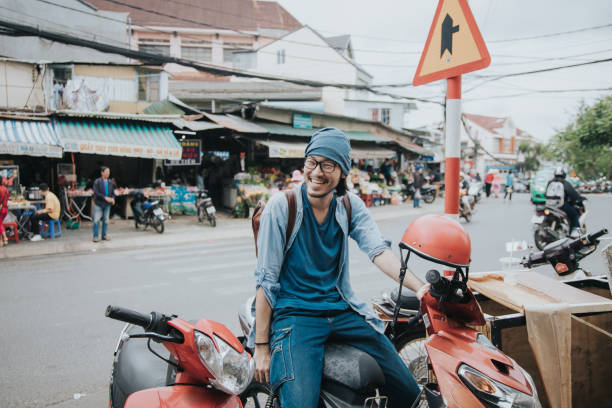 homens felizes do hipster em uma motocicleta em férias frescas foto de stock - motor scooter vacations motor vehicle usa - fotografias e filmes do acervo