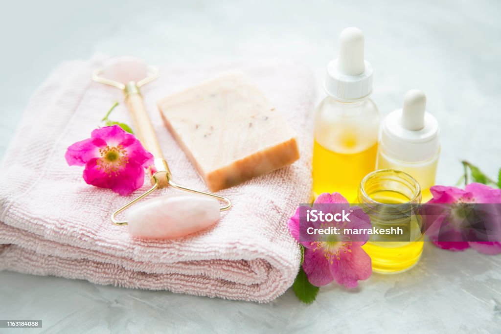 Bodegón De Spa Con Toallas Aceite De Rosa Mosqueta Rodillo Facial De Cuarzo Jabón Natural Y Flores De Rosa Mosqueta Productos De Spa Y Bienestar Foto de stock y más banco de Bodegón De Spa Con Toallas Aceite De Rosa Mosqueta Rodillo Facial De Cuarzo Jabón Natural Y Flores De Rosa Mosqueta Productos De Spa Y Bienestar Foto de stock y más banco de