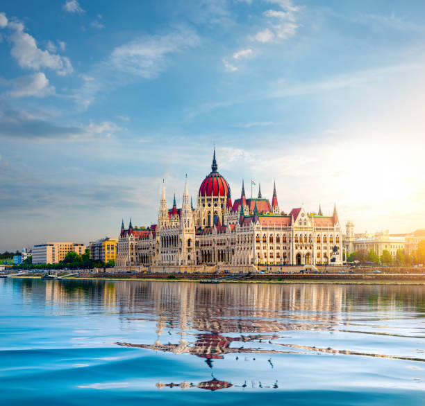 parlament in budapest - budapest danube river river hungary stock-fotos und bilder