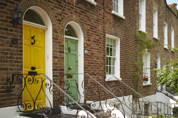 porta de entrada colorida típica de um terraço georgian em uma área residencial em londres. - townhouse england famous place local landmark - fotografias e filmes do acervo