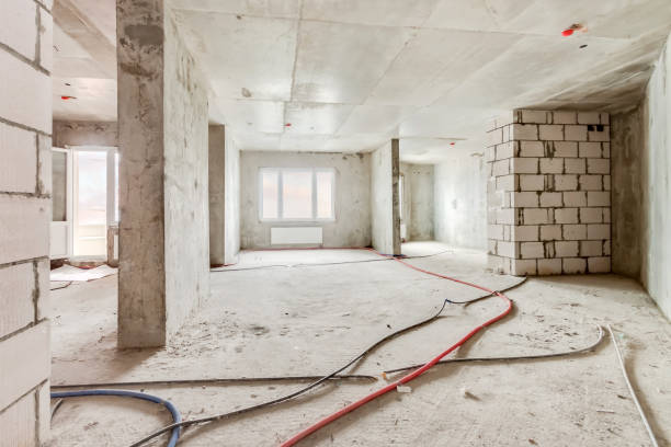 chantier de construction de l'intérieur résidentiel d'immeuble d'appartements en cours avec des fenêtres et le mur de briques blanches - restoring photos et images de collection