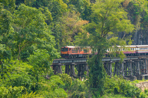 provincia di kanchanaburi, locomotiva, treno a vapore, thailandia, treno, ferrovia della morte - kanchanaburi province train thailand diesel foto e immagini stock