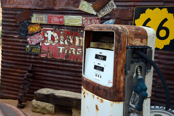 ржавый насос - sign rust old fashioned corrugated iron стоковые фото и изображения