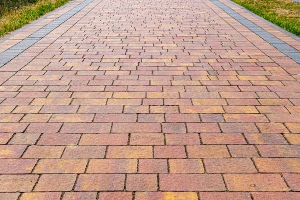 pavimentazione con pietre da pavimentazione rosse. - sidewalk brick street footpath foto e immagini stock