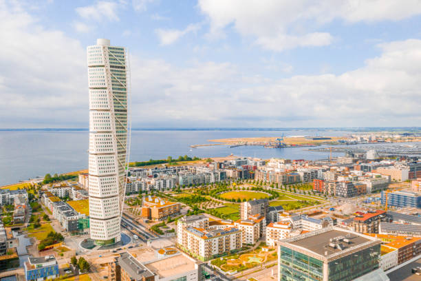 splendida vista aerea del quartiere vastra hamnen (il porto occidentale) a malmo. - malmo foto e immagini stock