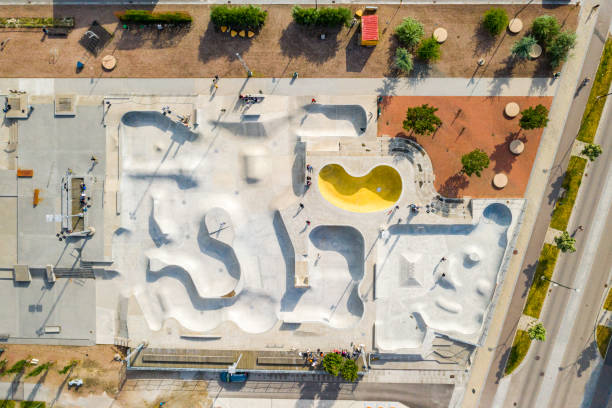 vista aérea del parque de patinaje en malmo, distrito de western harbour. - skateboarding skateboard park teenager extreme sports fotografías e imágenes de stock