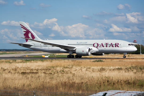 départ de l'avion de passagers a7-bce du boeing 787-8 dreamliner a7-bce de qatar airways à l'aéroport de francfort - boeing 787 qatar airways airplane aerospace industry photos et images de collection