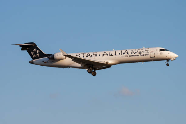 star alliance lufthansa bombardier crj-700 d-acpq passagierflugzeug landet am frankfurter flughafen - crj 700 stock-fotos und bilder