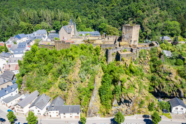 vue aérienne d'esch-sur-sure, ville médiévale du luxembourg, dominée par le château, canton de wiltz à diekirch. forêts du parc naturel upper-sure, méandres de la rivière sauer sinueuse, près du lac upper sauer - esch sur sûre photos et images de collection