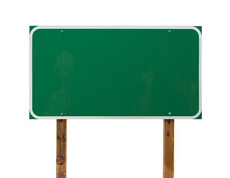 Señal de carretera verde en blanco con postes de madera aislados sobre un fondo blanco photo