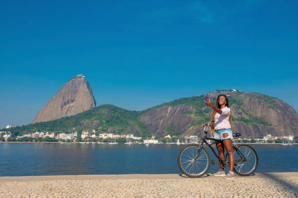 fare un selfie davanti al pan di zucchero - brazil bicycle rio de janeiro outdoors foto e immagini stock
