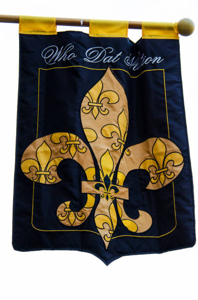 un drapeau avec une fleur-de-lis, symbole de la nouvelle-orléans, et qui dat nation texte. - fleur de lys audio photos et images de collection