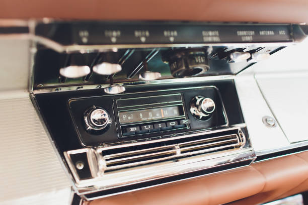 radio de coche viejo en el retro coche vintage. - old cars audio fotografías e imágenes de stock