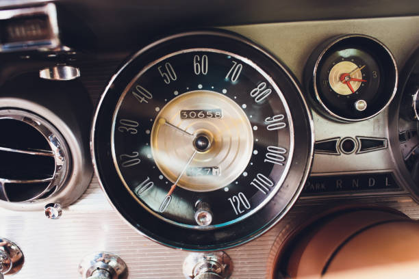 cruscotto auto d'epoca con tachimetro cromato. - odometer speedometer gauge old fashioned foto e immagini stock