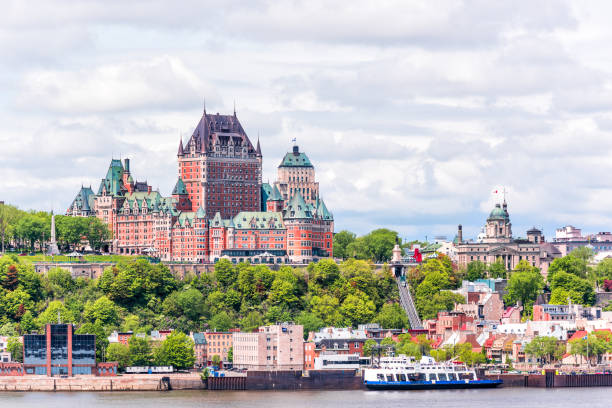 vista desde la ciudad de levis en el paisaje urbano y el horizonte de la ciudad de quebec, canadá con el río san lorenzo y barcos turísticos, funicular - city urban scene canada commercial land vehicle fotografías e imágenes de stock