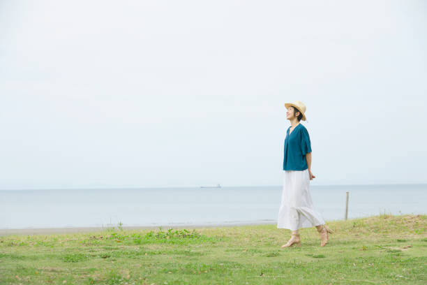 японская женщина, идущая на открытом воздухе - short sleeved стоковые фото и изображения