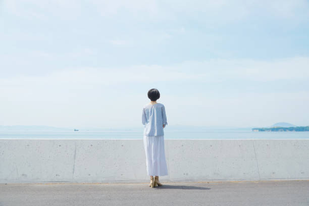 japonka w lecie - looking at view water sea blue zdjęcia i obrazy z banku zdjęć
