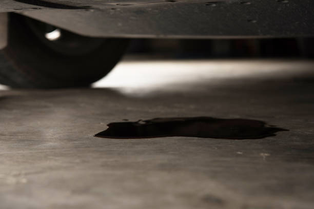 perdita di olio o caduta dal motore dell'auto su pavimento in calcestruzzo, controllo e manutenzione servizio automatico - oil slick foto e immagini stock