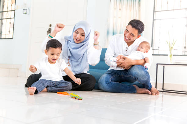 hermosa familia joven con pasar tiempo en casa - malaysian person family asian ethnicity mother fotografías e imágenes de stock