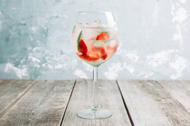 martini royale cocktail aus weinglas mit basilikumblättern und erdbeere - dry strawberry dried food fruit stock-fotos und bilder